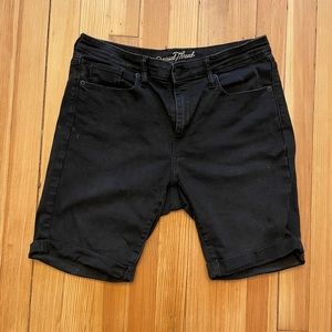 High-rise Bermuda shorts.